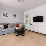 Flatbook Old Town - Stylish 2-bedroom With Parking アパート