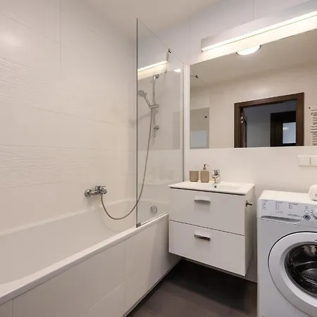 Flatbook Old Town - Stylish 2-bedroom With Parking *