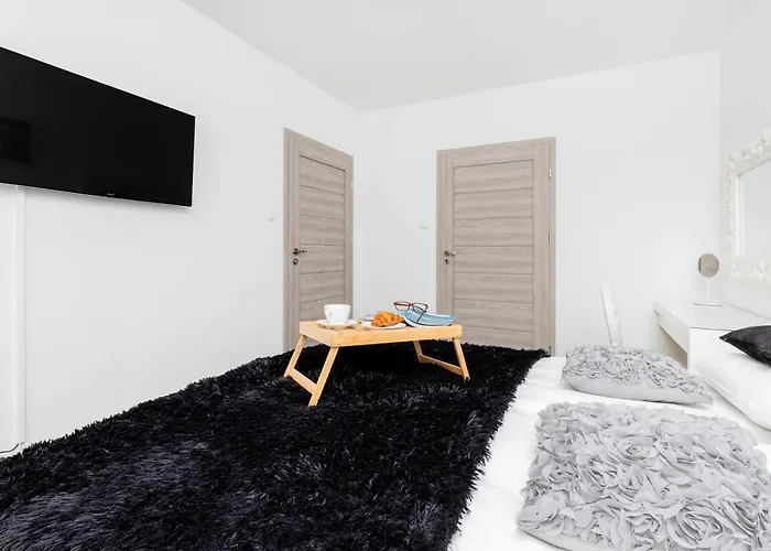 Flatbook Old Town - Stylish 2-bedroom With Parking *