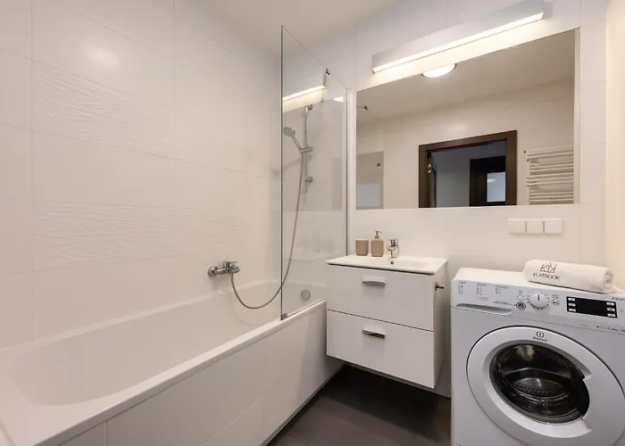 Flatbook Old Town - Stylish 2-bedroom With Parking *