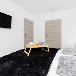 Flatbook Old Town - Stylish 2-bedroom With Parking *